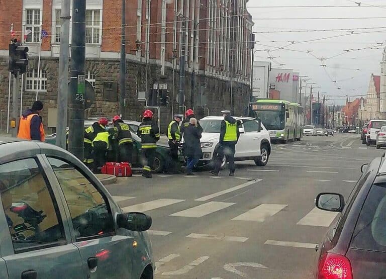 Wypadek w centrum Olsztyna. Zmiany w kursowaniu tramwaj&oacute;w [FOTO]