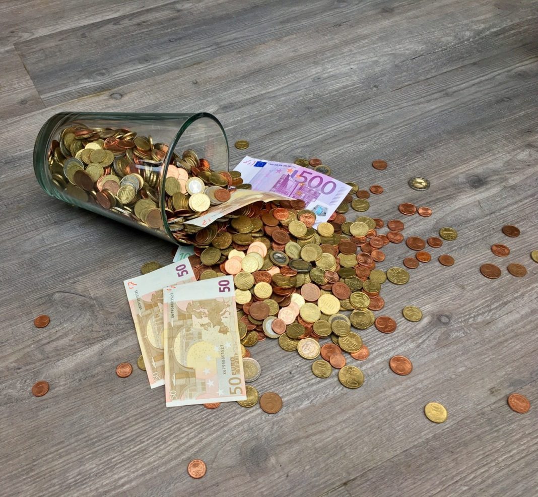 Jak bezpiecznie pożyczyć pieniądze i nie popaść w lawinę długów?