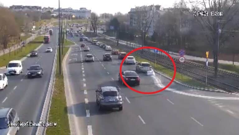 Jechał al. Sikorskiego ciągnąc za sobą&hellip; worek z gruzem [WIDEO]