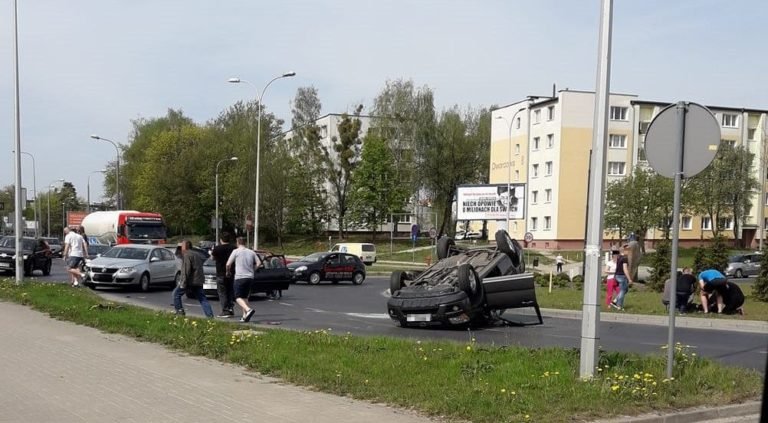 Dachowanie na rondzie w Olsztynie [FOTO]