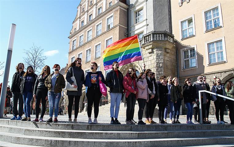 Nienawiści wobec osób LGBT+? W centrum Olsztyna odbył się Dzień Milczenia [FOTO]