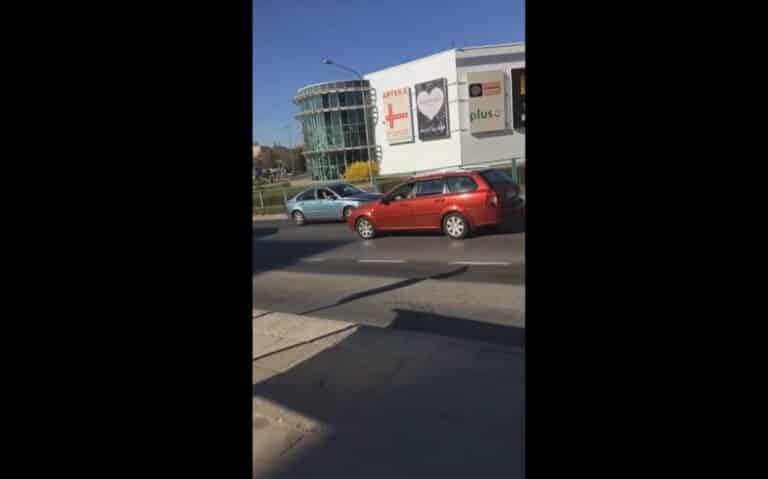 Jechał pod prąd ul. Krasickiego w godzinach szczytu. Co ten kierowca wyprawia?&nbsp;[WIDEO]