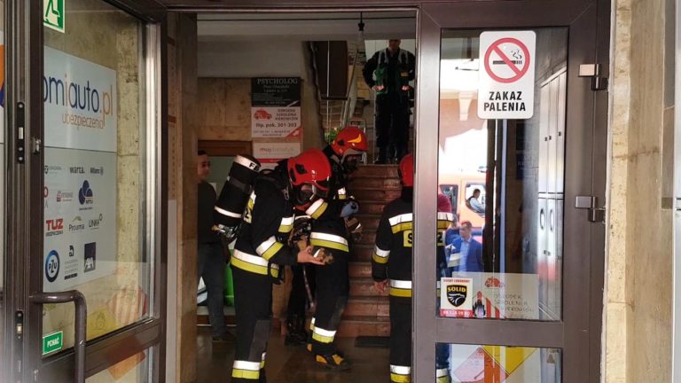 Tajemnicza ewakuacja w centrum Olsztyna. Mieszkańcy nie mogli tego wytrzymać i sami uciekali z dom&oacute;w [FOTO][WIDEO]