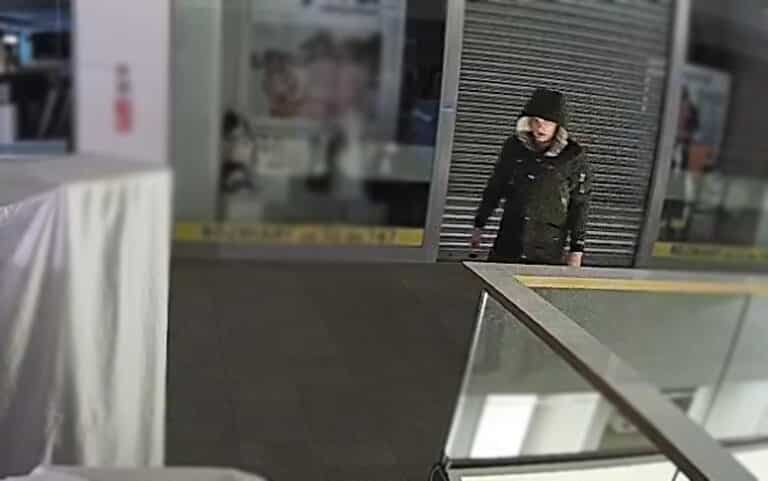 To on włamał się do Galerii Warmińskiej. Policja publikuje nagranie z kamery [WIDEO]