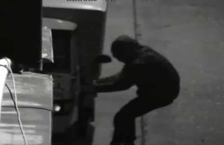 Włamał się do pojazdu na Starym Mieście. Nagranie z monitoringu [WIDEO]