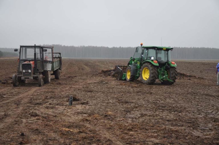 Ciągnik przejechał po stopie 18-miesięcznego dziecka, bo wujek pokazywał mu klakson
