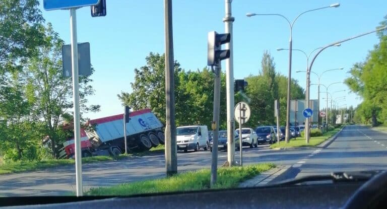 Ciężar&oacute;wka wpadła do rowu i zablokowała al. Warszawską [FOTO]