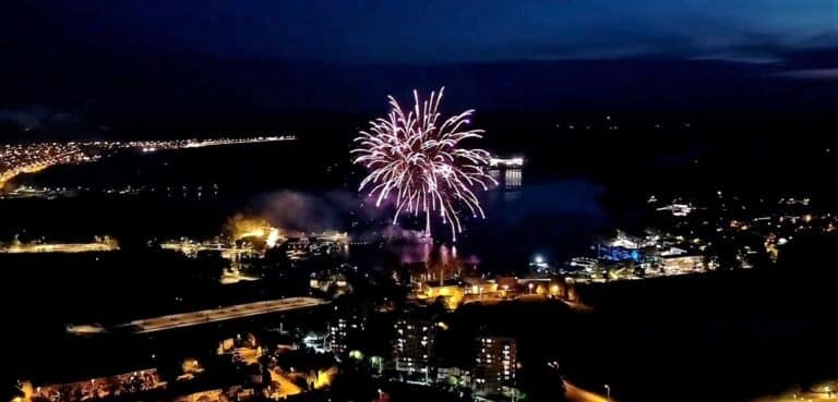 Piękny widok. Fajerwerki nad Plażą Miejską w Olsztynie. To warto zobaczyć [WIDEO]