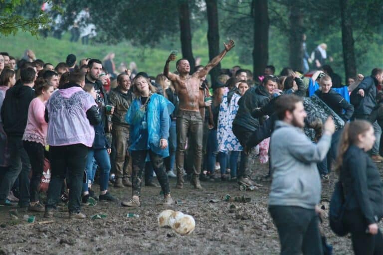 Studenci lubią taplać się w błocie? Koszmar na Kortowiadzie [FOTO][WIDEO]