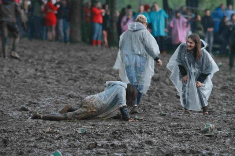 Studenci lubią taplać się w błocie? Koszmar na Kortowiadzie [FOTO][WIDEO]