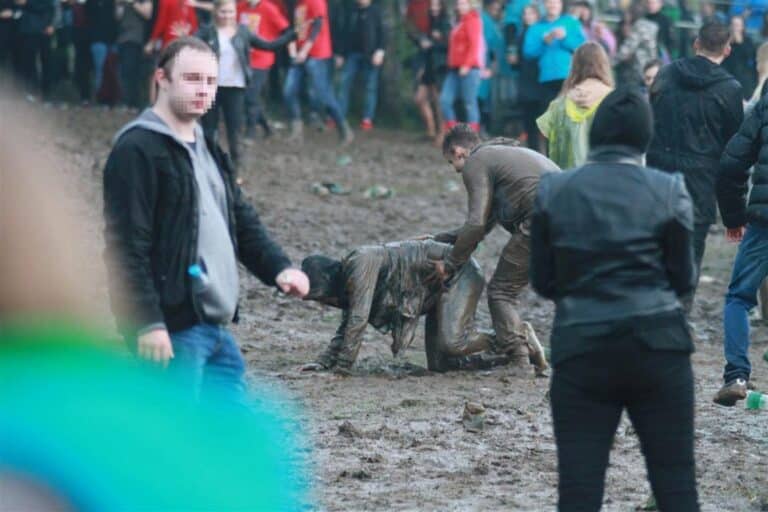 Studenci lubią taplać się w błocie? Koszmar na Kortowiadzie [FOTO][WIDEO]