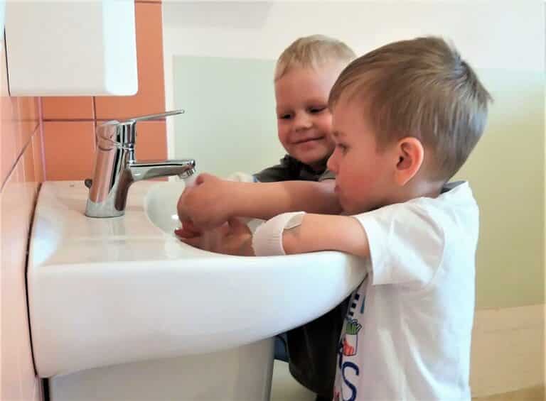 400 os&oacute;b myło ręce w Szpitalu Dziecięcym w Olsztynie