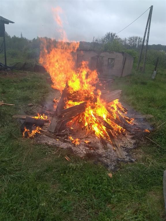 Z odpad&oacute;w zrobili ognisko