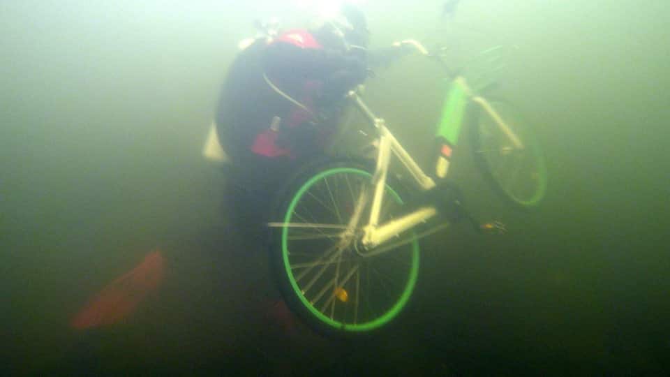 Sprzątanie po Kortowiadzie. Znaleźli rower miejski na dnie jeziora