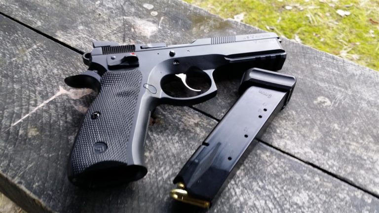 Na Wyższej Szkole Policji w Szczytnie wykładowca postrzelił dwoje policjantów