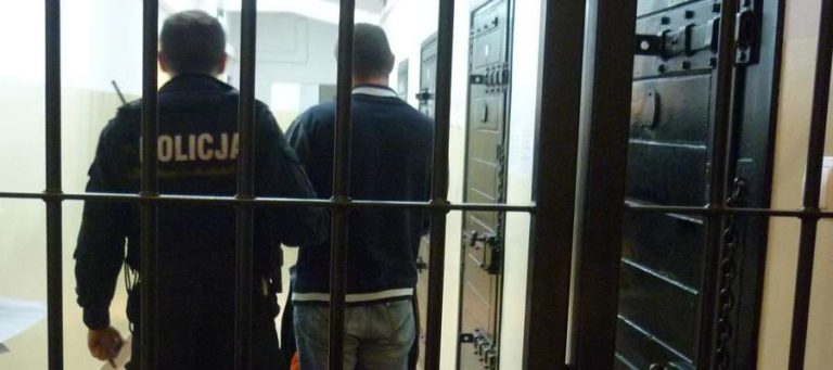 Zwyrodnialcy ukradli 13-latkowi 5 złotych i buty. Potem go pobili