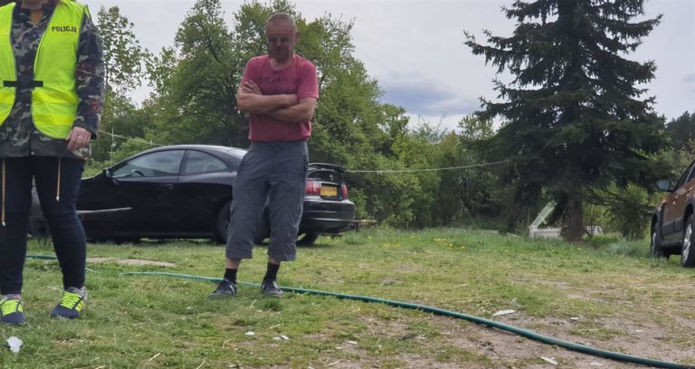 Pożar pod Olsztynem. Podpalił budynek własnego brata przez kł&oacute;tnię o&hellip; butelkę piwa