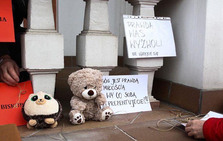 Składają doniesie do prokuratury na olsztyńskiego biskupa, bo m&oacute;gł tuszować przypadki pedofilii?