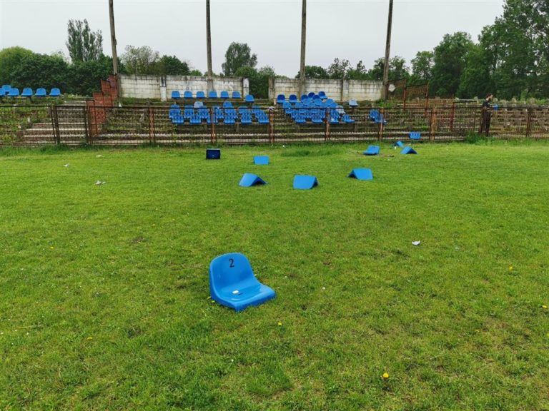 W Olsztynie wandale zniszczyli stadion [FOTO]