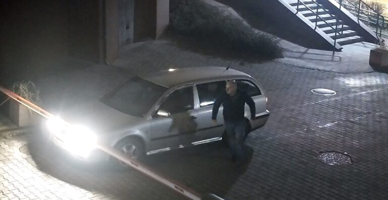 Łysy kierowca uszkodził szlaban na Jarotach. Szuka go policja [WIDEO]