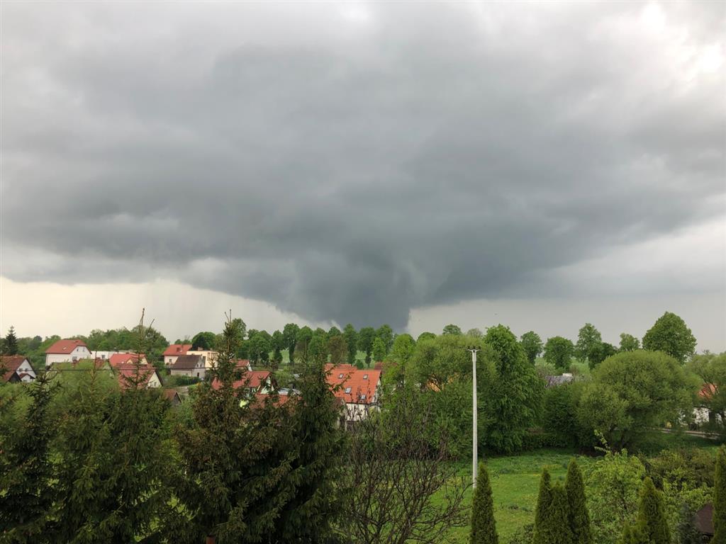 Tornado pod Olsztynem zerwało dachy i połamało drzewa [FOTO]