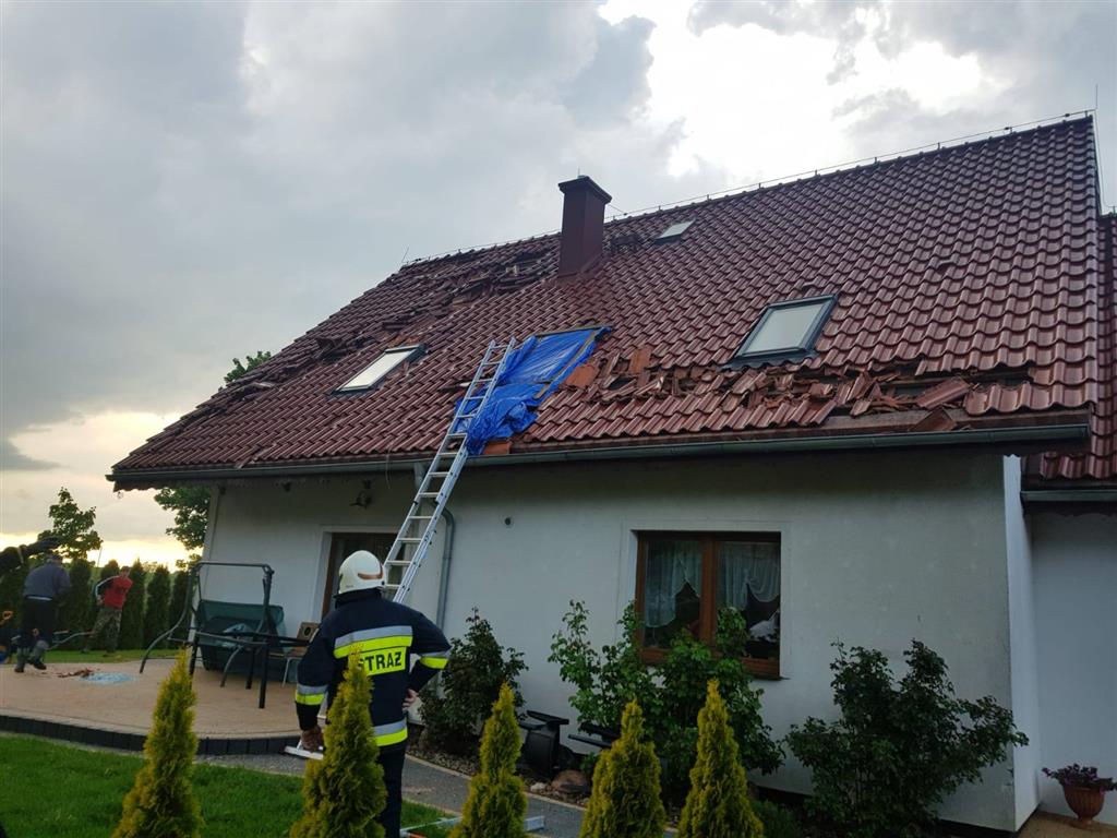 Tornado pod Olsztynem zerwało dachy i połamało drzewa [FOTO]