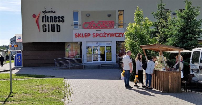 Agresywny mężczyzna zaatakował sprzedawcę truskawek na Jarotach