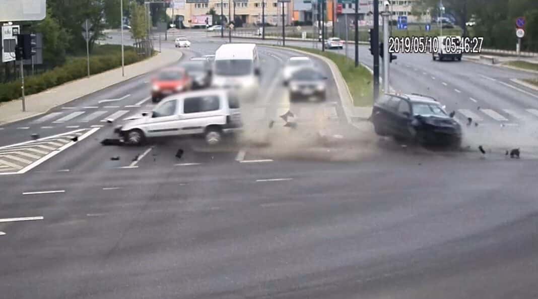 Wjechał na czerwonym świetle na skrzyżowanie koło KFC [WIDEO]