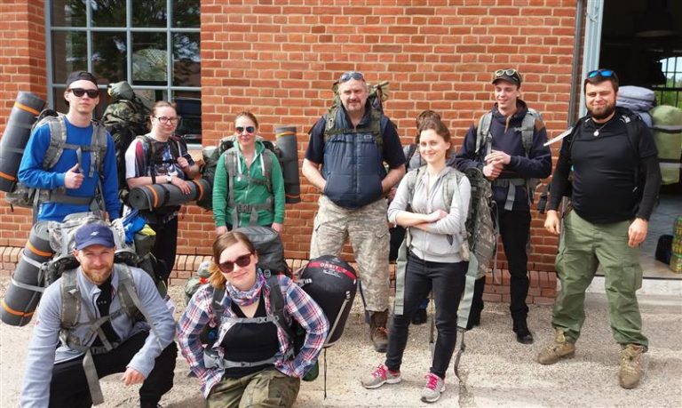 Innowacyjna metoda. Motywują młodych do podjęcia pracy podczas 10-dniowej ekspedycji do lasu