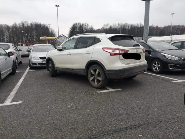 Uważaj jak parkujesz. Zemsta kierowcy BMW. Nie wytrzymał i zaczął strzelać z wiatr&oacute;wki