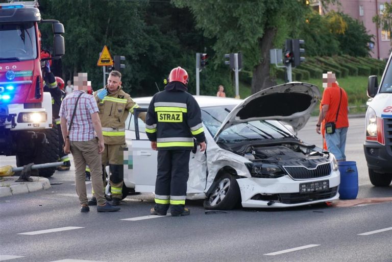 Groźna kolizja na Jarotach. Pasażerka zabrana do szpitala [FOTO]