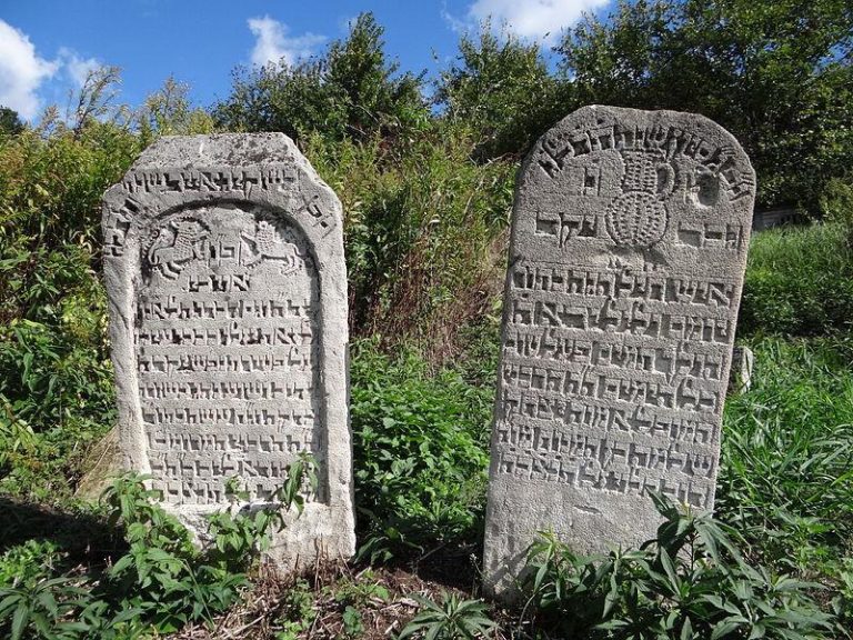 Odsłonięto głaz z tablicą upamiętniającą Żydów