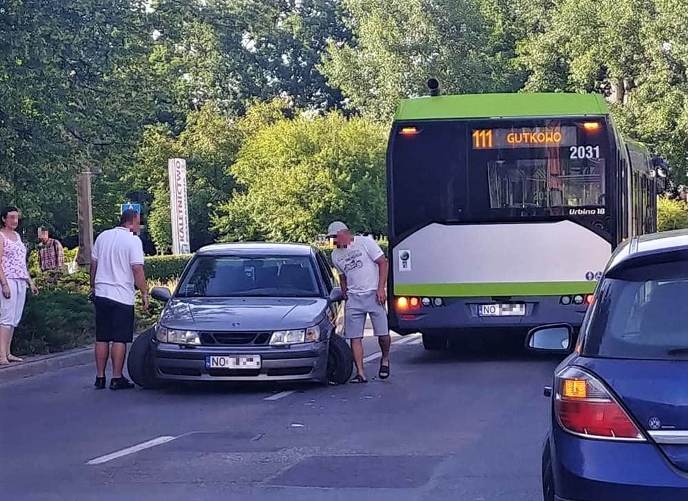 Auto zrobiło &bdquo;szpagat&rdquo; na Nag&oacute;rkach