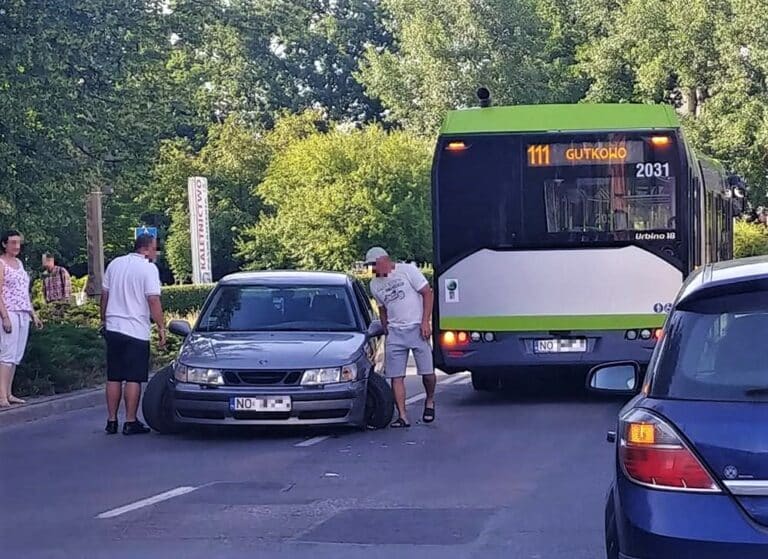 Auto zrobiło „szpagat” na Nagórkach