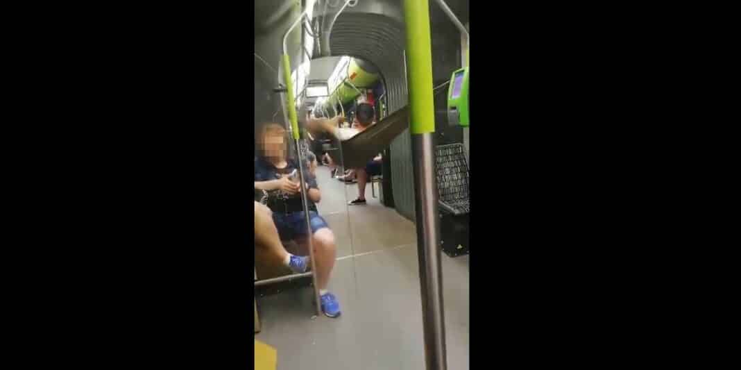 Hit olsztyńskiego internetu. Chłopak rozwiesił hamak w tramwaju [WIDEO]