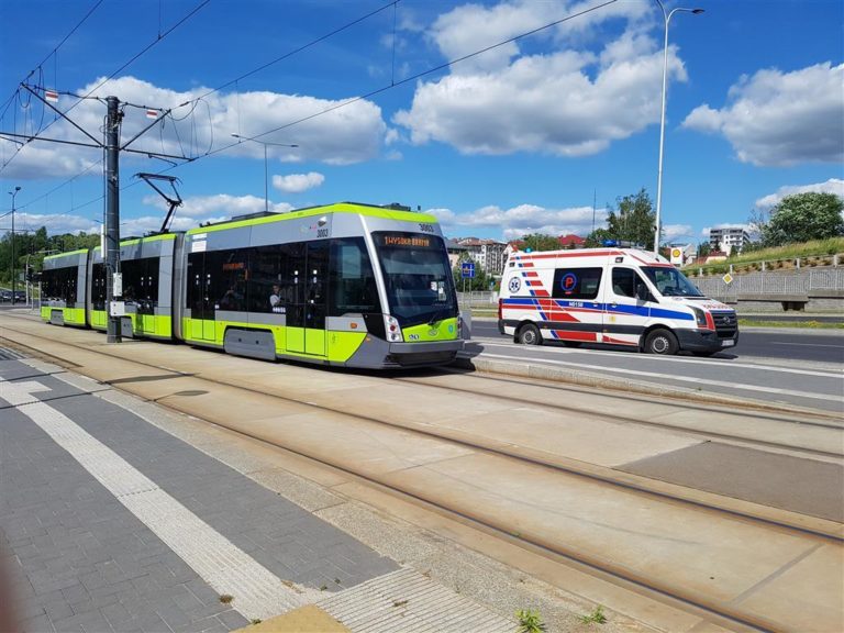 Znieczulica na przystanku pełnym ludzi. Starszy pan mdleje i rozbija głowę. Nikt nie pomaga