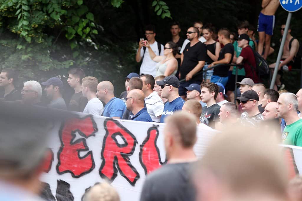 „Chłopak i dziewczyna normalna rodzina”. Narodowcy i kibice przeciwko Marszowi Równości w Olsztynie
