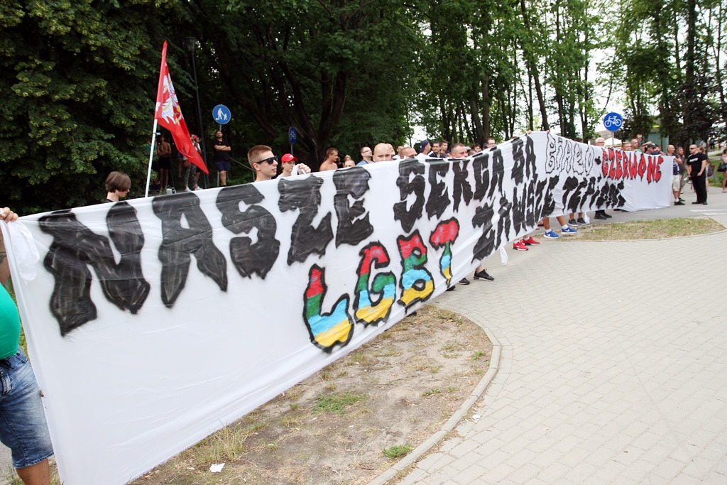 „Chłopak i dziewczyna normalna rodzina”. Narodowcy i kibice przeciwko Marszowi Równości w Olsztynie