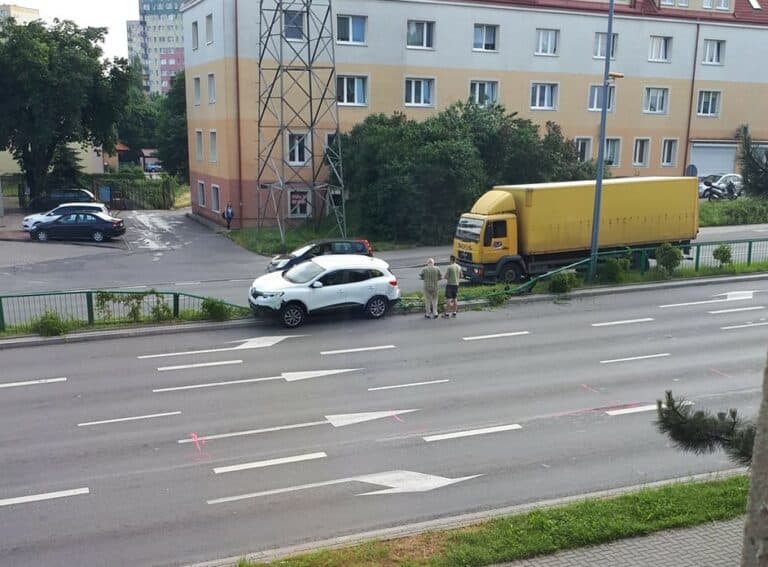 Kolizja drogowa na ul. Armii Krajowej. Auto wpadło na barierki