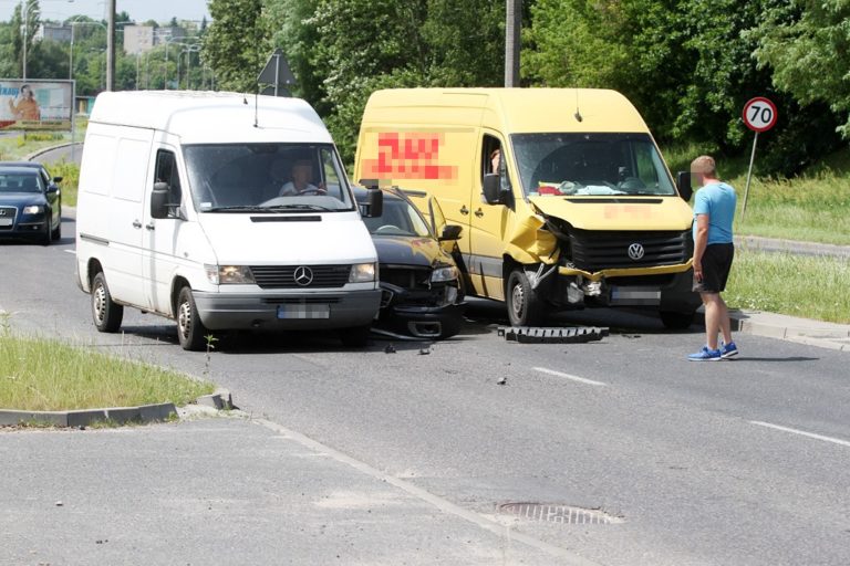 Dw&oacute;ch na jednego. Kolizja na ul. Obrońc&oacute;w Tobruku [FOTO]