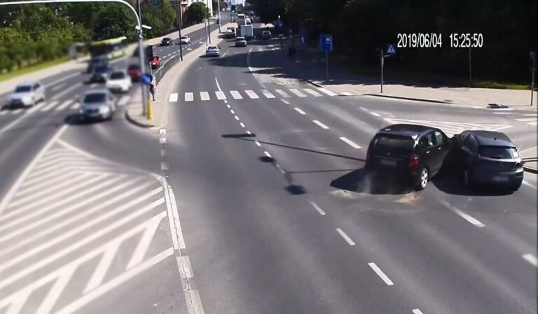 Kolizja na ul. Niepodległości. Nikt się nie zatrzymał żeby pom&oacute;c [WIDEO]