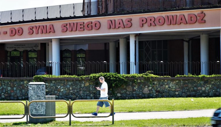 W dzień dziecka pobili 12-latk&oacute;w pod kościołem