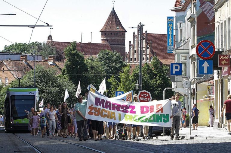 Ulicami Olsztyna po raz &oacute;smy przeszedł Marsz dla Życia i Rodziny [FOTO]