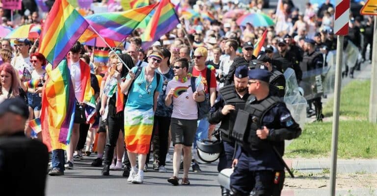 Pierwszy w historii Olsztyna Marsz R&oacute;wności. Zdjęcia z parady [FOTO]
