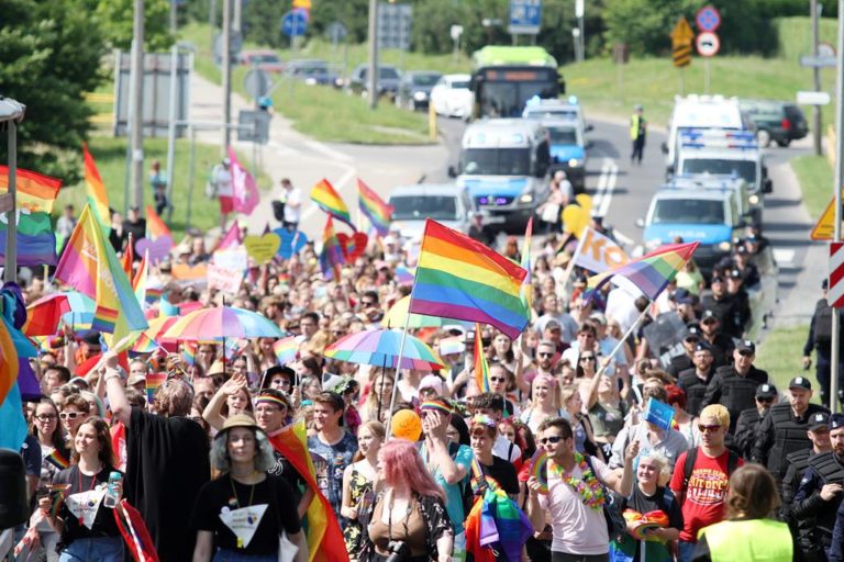 Pierwszy w historii Olsztyna Marsz R&oacute;wności. Zdjęcia z parady [FOTO]