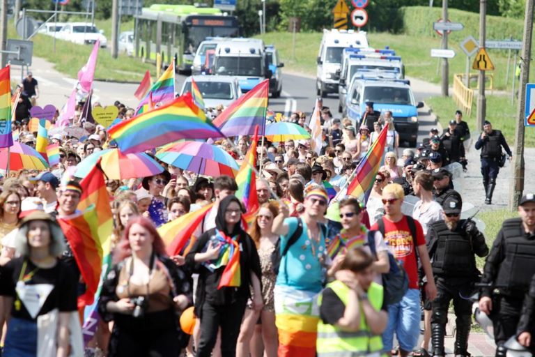 Pierwszy w historii Olsztyna Marsz R&oacute;wności. Zdjęcia z parady [FOTO]