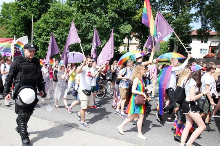 Pierwszy w historii Olsztyna Marsz R&oacute;wności. Zdjęcia z parady [FOTO]