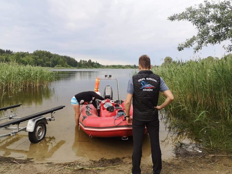 W jeziorze pod Olsztynem trwają poszukiwania ciała dziewczyny zaginionej w 1996 r.