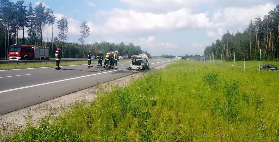Pożar samochodu na drodze do Olsztyna. Droga częściowo zablokowana [FOTO]