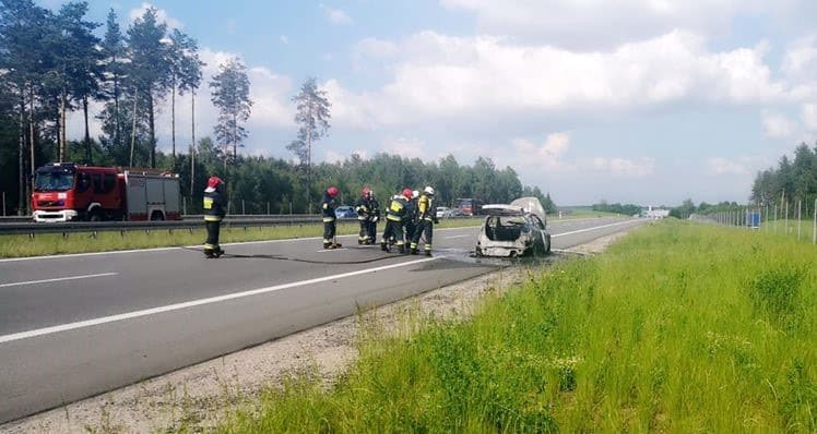 Pożar samochodu na drodze do Olsztyna. Droga częściowo zablokowana [FOTO]
